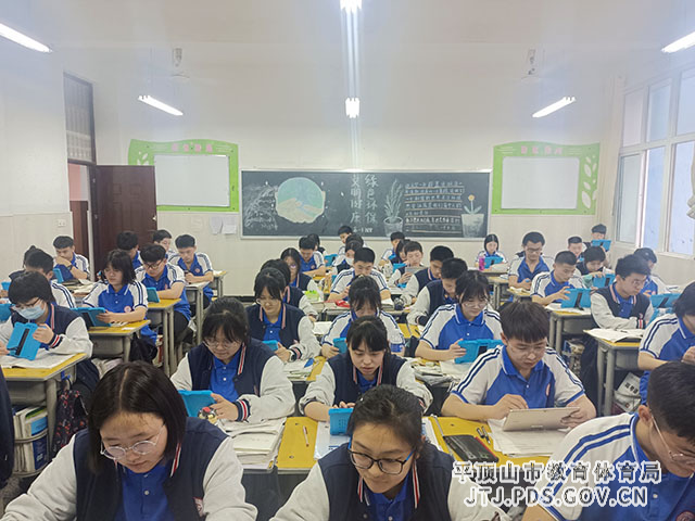 学生做心理健康测试题.jpg