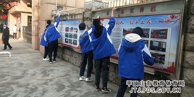 5学生进行校园劳动.jpg