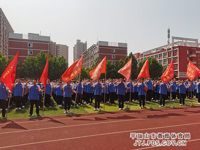 全体学生在主持人的带领下进行珍爱生命，预防溺水安全教育宣誓.jpg