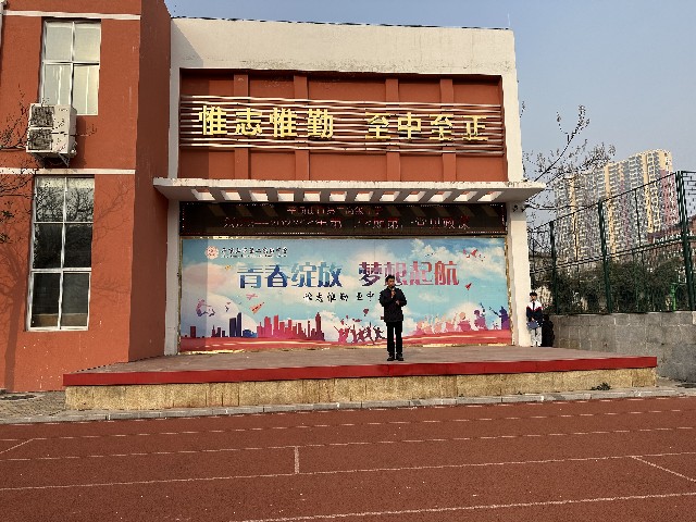 校长张建岭为全体师生上新学期思政课.jpg